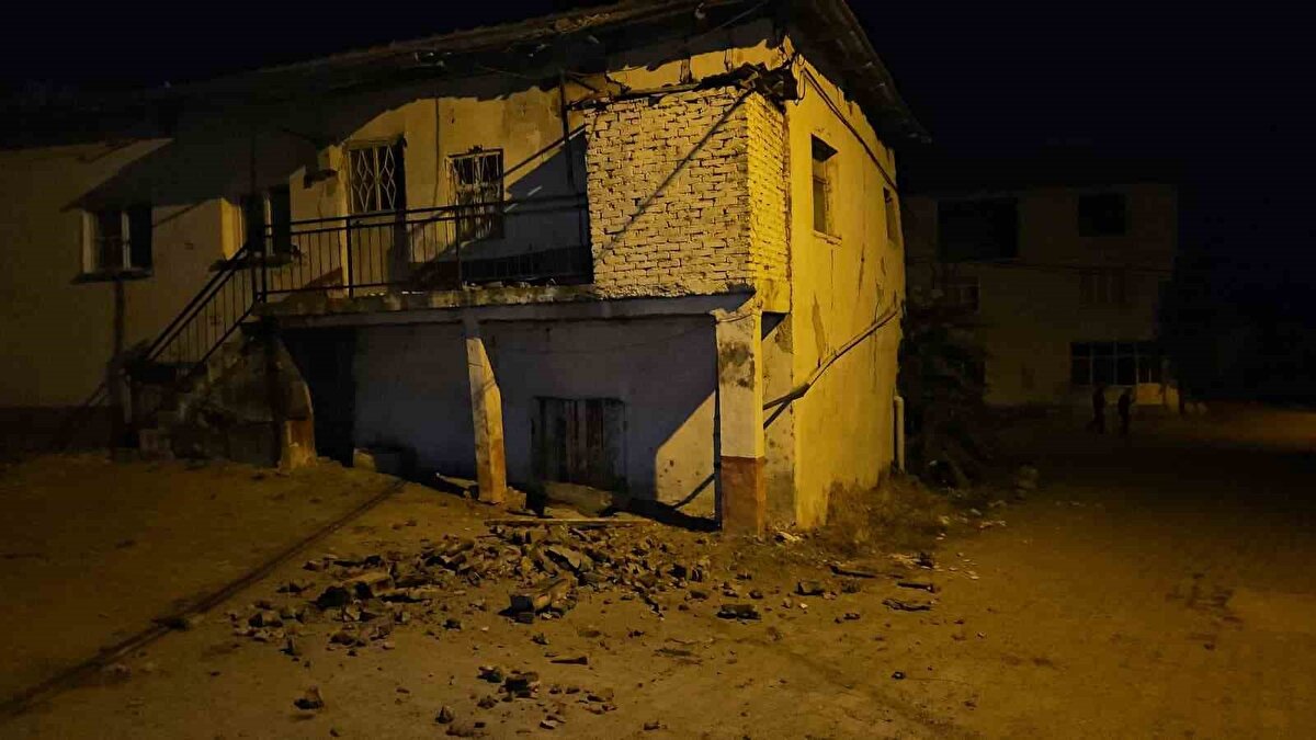 Depreme düğünde yakalandılar<br><br>Depremin merkez üssü olan ilçede Gölcük Mahallesi, depremden en çok etkilenen bölge oldu. Çok sayıda binanın yıkıldığı mahallede, depreme düğün sırasında yakalanan vatandaşlar, "Düğün sonrası gelini getiriyorduk. Eve 100 metre kalmamıştı, bir kıyamet koptu. Herkes araçlarından indi, dehşeti yaşadık. Bazı evlerin çöktüğünü gördük" ifadelerini kullandı.