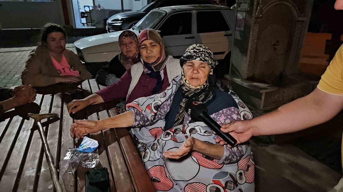Balıkesir Sındırgı’da saat 19.53’te meydana gelen 6,1 büyüklüğündeki depremin ardından vatandaşlar sokağa döküldü. Yaşanan depremin ardından gelen artçılar devam ederken ilçe merkezi ve köylerde vatandaşlar geceyi sokakta geçirdi.