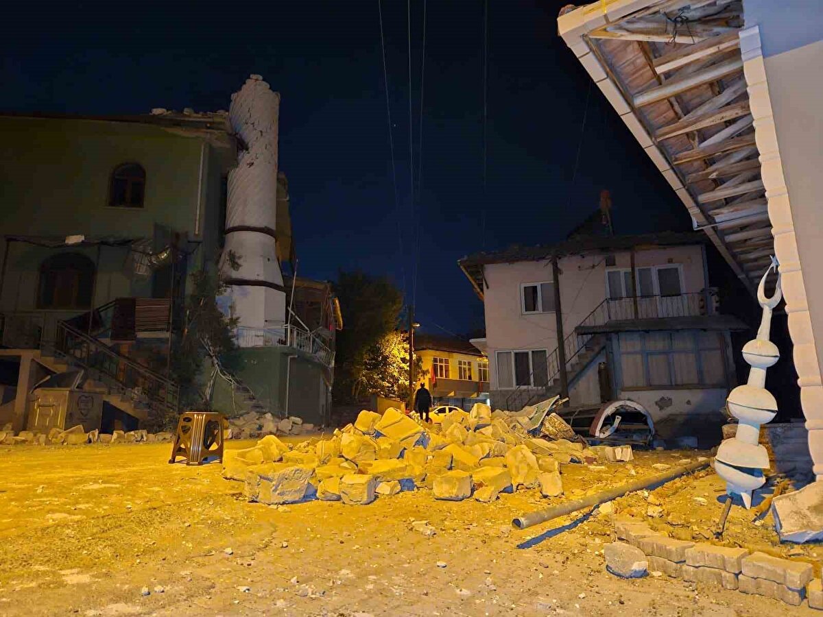 Sındırgı’ya bağlı Gölcük ve Kızılgül mahallelerinde bazı evler yıkılırken, Kızılgül’de caminin minaresi devrildi. Artçılar nedeniyle eve giremeyen depremzedeler çareyi parklarda ve meydanlarda geçirmekte buldu.