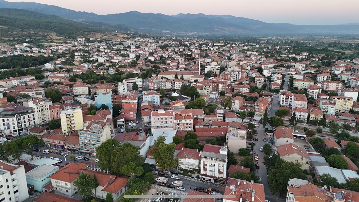 Afet ve Acil Durum Yönetim Başkanlığı (AFAD) verilerine göre, dün saat 19'53'te merkez üssü Balıkesir’in Sındırgı ilçesi olan 6.1 büyüklüğünde deprem meydana geldi.