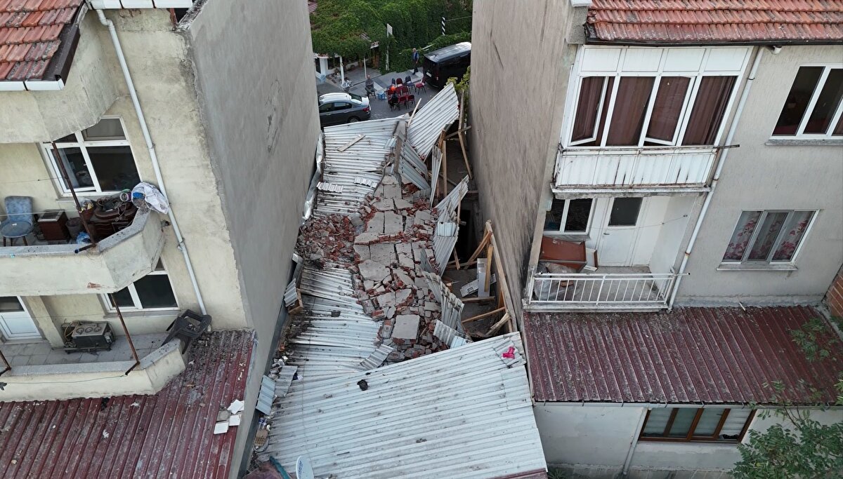 Şu an 11 yaralının tedavisinin sürdüğü, diğerlerinin taburcu edildiği bildirildi. Büyük panik yaşayan ilçe sakinleri, geceyi parklarda ve sokaklarda geçirdi.