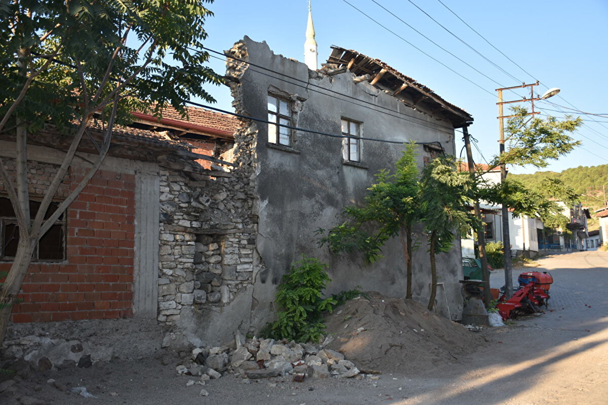 Depremde ilçe merkezinde 1, kırsal mahallelerde de 12’si metruk, 16 bina yıkıldı. İlçe merkezinde yıkılan binanın enkazından çıkarılan 4 kişiden Nihat Önbaş (81) yaşamını yitirdi.