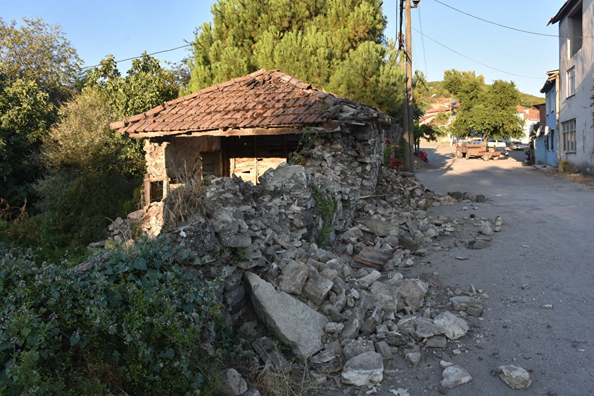 11 kilometre derinlikte meydana gelen deprem, Balıkesir’in yanı sıra İzmir, Çanakkale, Bursa, İstanbul ve Yalova başta olmak üzere Marmara ve Ege Bölgesi’ndeki birçok ilde şiddetli bir şekilde hissedildi. 