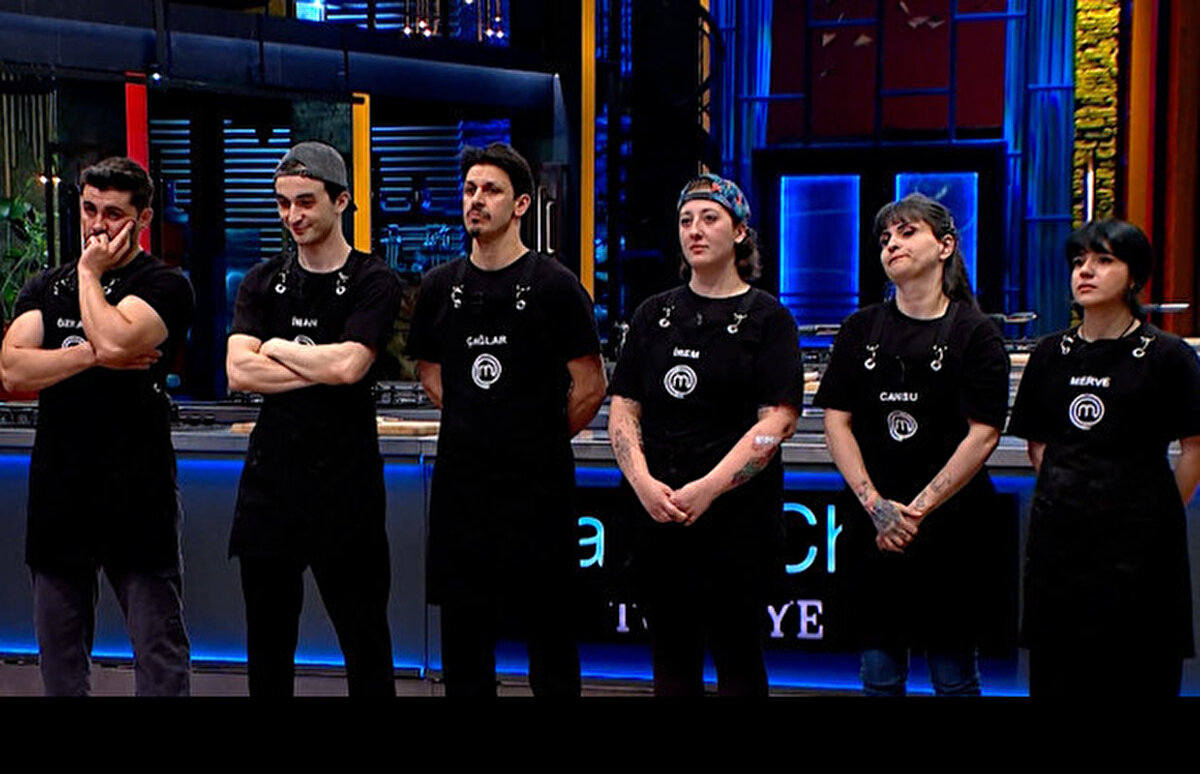 MasterChef Türkiye’de eleme gecesi yine büyük heyecana sahne oldu. Haftanın performanslarına göre belirlenen eleme potasındaki yarışmacılar, mutfakta en iyi tabağı hazırlamak için kıyasıya mücadele verdi. İzleyicilerin merakla beklediği “MasterChef’te kim elendi?” sorusu bu akşam yanıt buldu. 10 Ağustos Pazar günü ekrana gelen bölümde yarışmaya veda eden isim belli oldu. İşte MasterChef’in son bölümünde yaşananlar…