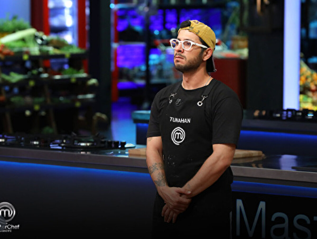 MASTERCHEF’TE KİM ELENDİ?<br><br>Zorlu eleme gecesinin sonunda jüri değerlendirmesi ile yarışmaya veda eden isim Tunahan oldu. Böylece Tunahan, MasterChef Türkiye macerasını 10 Ağustos Pazar akşamı noktaladı.