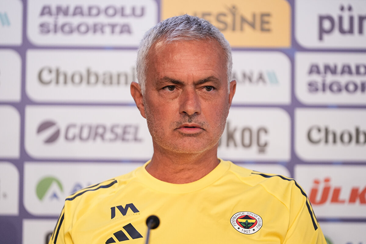 Fenerbahçe Teknik direktörü Jose Mourinho, Şampiyonlar Ligi 3. eleme turu rövanşındaki Feyenoord maçı öncesi basın toplantısında konuştu. Mourinho, Fenerbahçe'nin transferi için yoğun mesai harcadığı Kerem Aktürkoğlu'yla ilgili gelen soruya cevap verdi.