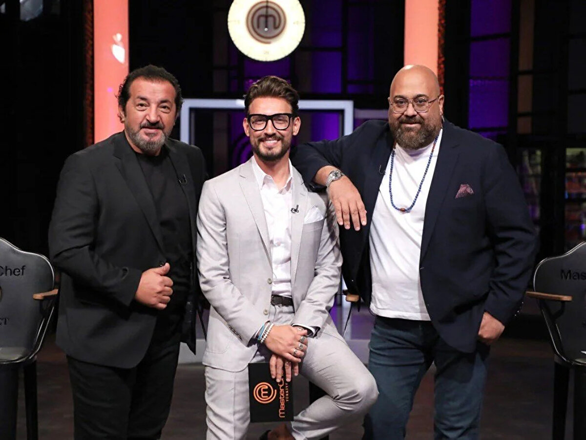 MASTERCHEF’TE ANA KADROYA KATILAN YARIŞMACI<br><br>Cumartesi akşamı yayınlanan bölümde ise yedeklerden ana kadroya katılan yarışmacı belli olmuştu. Mert, gösterdiği başarılı performansla ana kadroya girmeye hak kazandı. Böylece Mert, MasterChef Türkiye’nin ana yarışmacıları arasındaki yerini aldı.