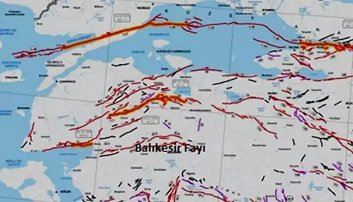 Balıkesir merkezli 6.1 büyüklüğündeki deprem, başta Kütahya ve Afyonkarahisar olmak üzere birçok ilde hissedildi. Depremin, Batı Anadolu’nun en aktif fay hatlarından biri olan Simav Fayı üzerinde meydana geldiği açıklandı. Bu gelişmenin ardından fay hattının nereden geçtiği, hangi illeri etkilediği ve geçmişte hangi büyük depremleri ürettiği merak konusu oldu. İşte Simav Fayı hakkında uzman görüşleri ve harita bilgileri…