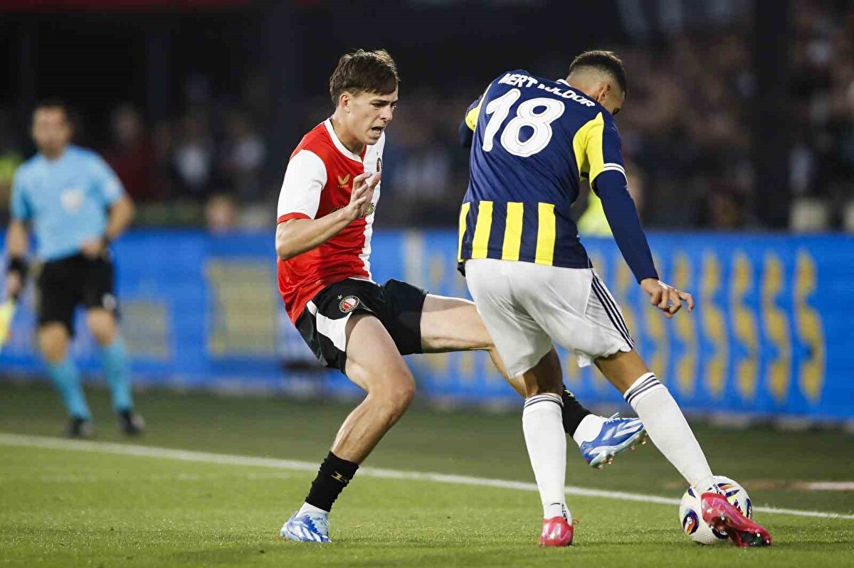 Fenerbahçe, UEFA Şampiyonlar Ligi'nde play-off turuna kalabilmek için Feyenoord'u ağırlayacak. Hollanda'da oynanan ilk karşılaşma, Feyenoord'un 2-1'lik üstünlüğüyle tamamlanmıştı. 