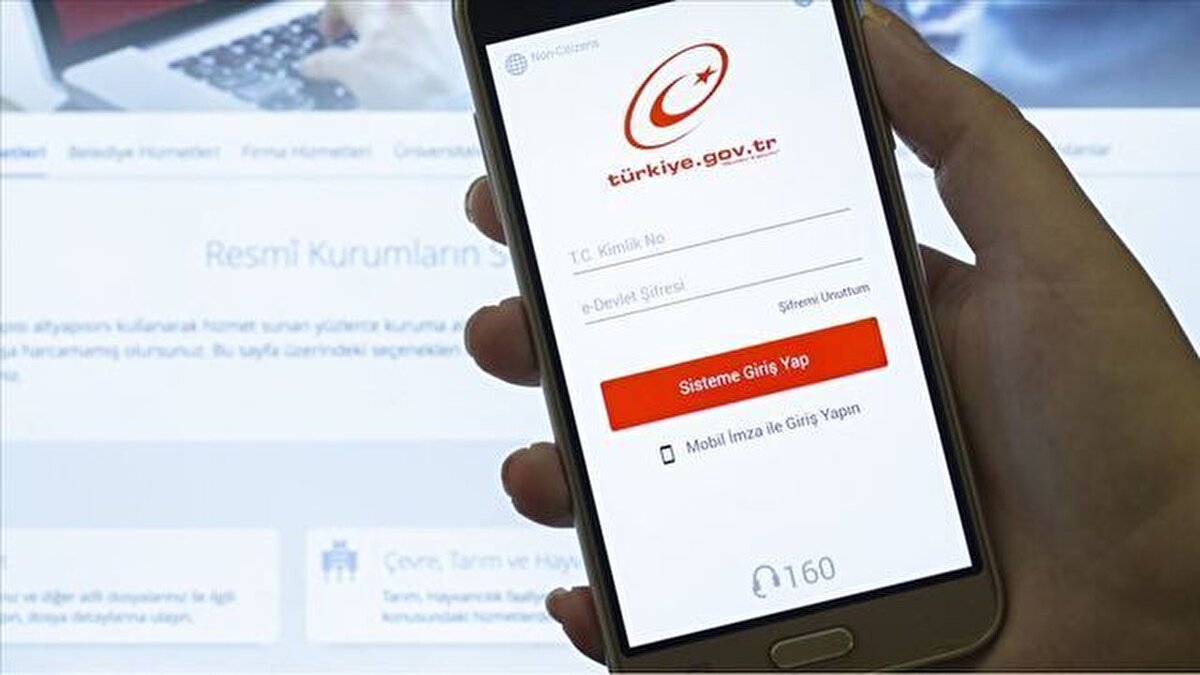 Türkiye’nin en önemli dijital hizmet platformlarından e-Devlet, hizmet kapsamını genişletmeye devam ediyor. Resmi işlemleri çevrim içi ortamda hızlı ve güvenli şekilde yapma imkânı sunan e-Devlet Kapısı, 2025 Ağustos ayında kullanıcıların erişimine dört yeni hizmet daha açtı. Bu kapsamda borç sorgulama, tarife ve kampanya karşılaştırma, Ulusal Coğrafi Bilgi Platformu (TUCBS) erişimi ve güncel gıda kamuoyu duyuruları gibi vatandaşların günlük hayatında ihtiyaç duyacağı önemli özellikler sisteme eklendi. İşte e-Devlet’e gelen yeni özellikler ve detayları…