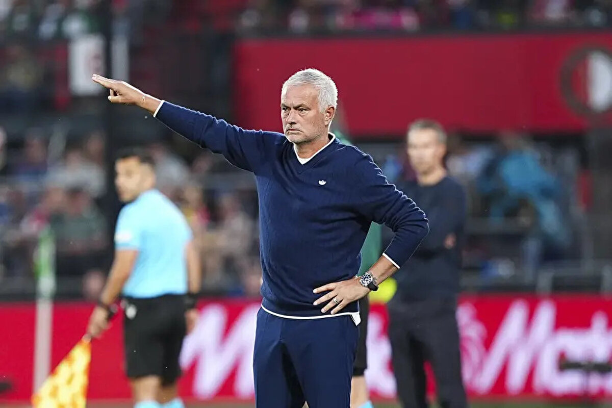 MOURINHO'DAN DEĞİŞİKLİK<br><br>Fenerbahçe Teknik Direktörü Jose Mourinho, Feyenoord'la oynanacak ikinci maçta kadroda değişime gidebilir.<br><br> <br><br>Mourinho'nun Nelson Semedo ve Jhon Duran'a ilk 11'de şans vermesi ve çift forvetle takımını sahaya sürmesi bekleniyor.