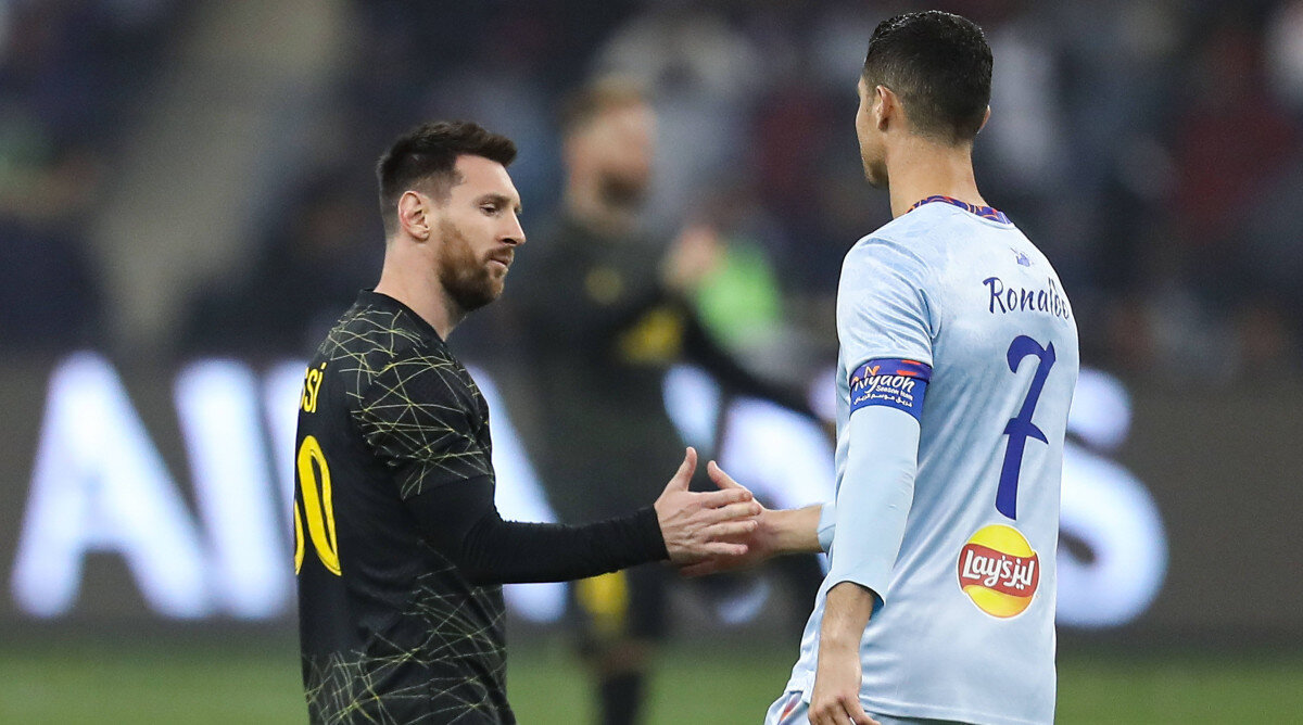 <br><br>RONALDO VE MESSİ'DEN 23 KAT DAHA ZENGİN!<br><br> <br><br>Futbol dünyası, sadece sahadaki yetenekleriyle değil, aynı zamanda kazandıkları devasa servetlerle de dikkat çeken oyunculara ev sahipliği yapmaktadır. Özellikle birinci sırada yer alan futbolcunun serveti, Ronaldo ve Messi'den 23 kat daha zengin...<br>