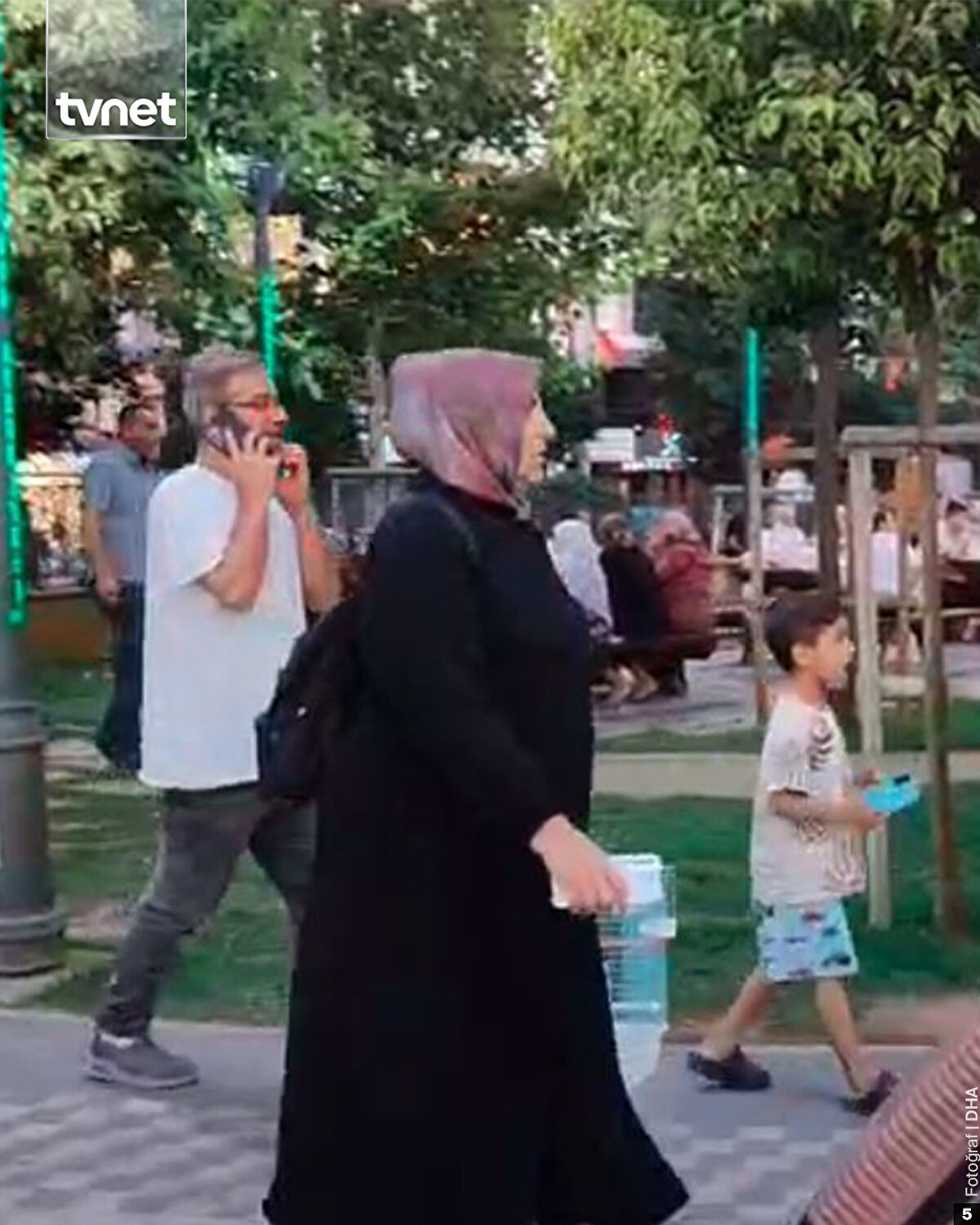 Balıkesir'in Sındırgı ilçesinde meydana gelen 6,1 büyüklüğündeki depremin ardından artçı sarsıntılar devam ediyor. Depremin merkez üssü olan Balıkesir başta olmak üzere İstanbul, Bursa, Manisa ve çevre illerde vatandaşlar, güvenlik endişesiyle evlerine giremedi.