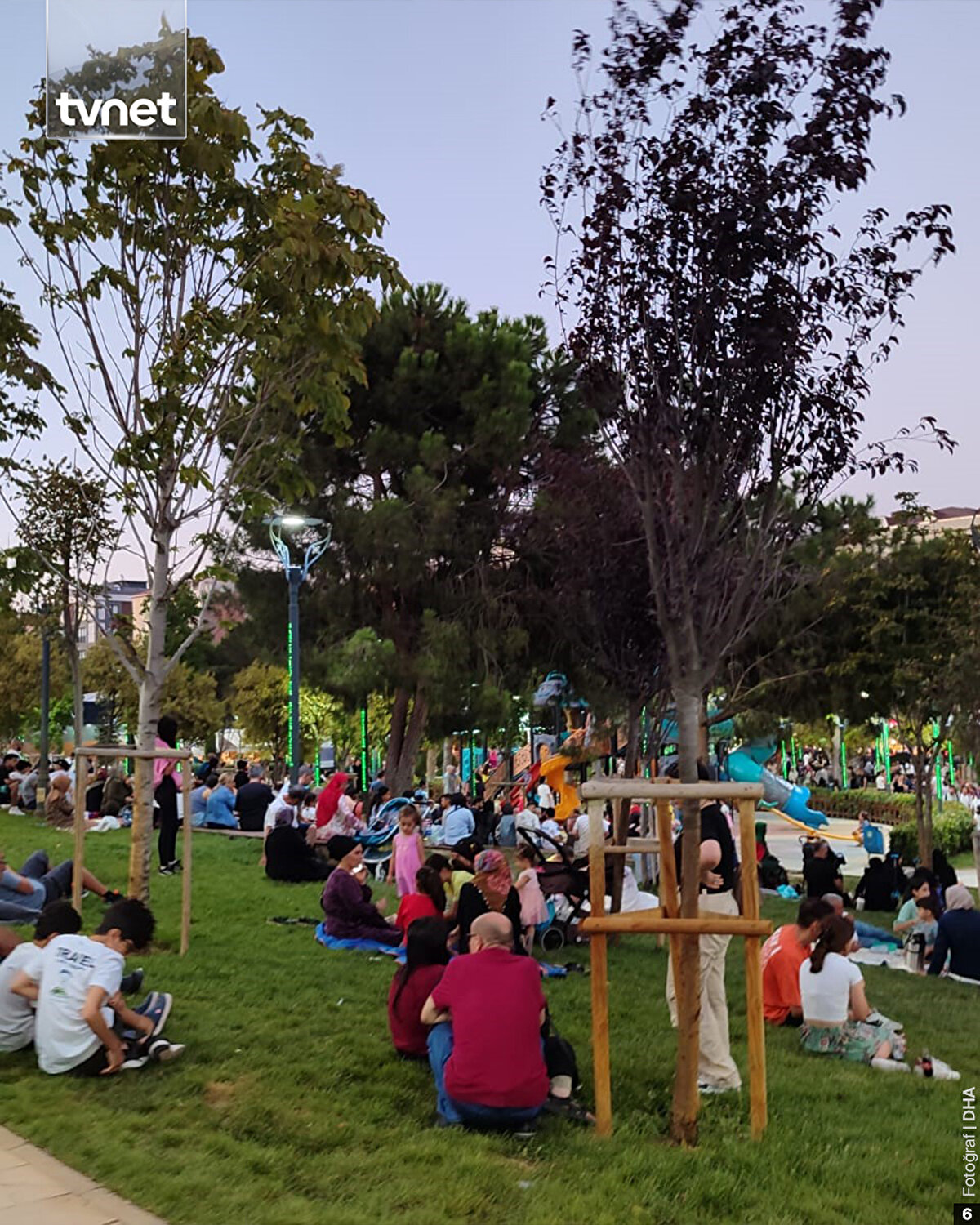 Balıkesir'in Sındırgı ilçesinde meydana gelen 6,1 büyüklüğündeki depremin ardından artçı sarsıntılar devam ediyor. Depremin merkez üssü olan Balıkesir başta olmak üzere İstanbul, Bursa, Manisa ve çevre illerde vatandaşlar, güvenlik endişesiyle evlerine giremedi.