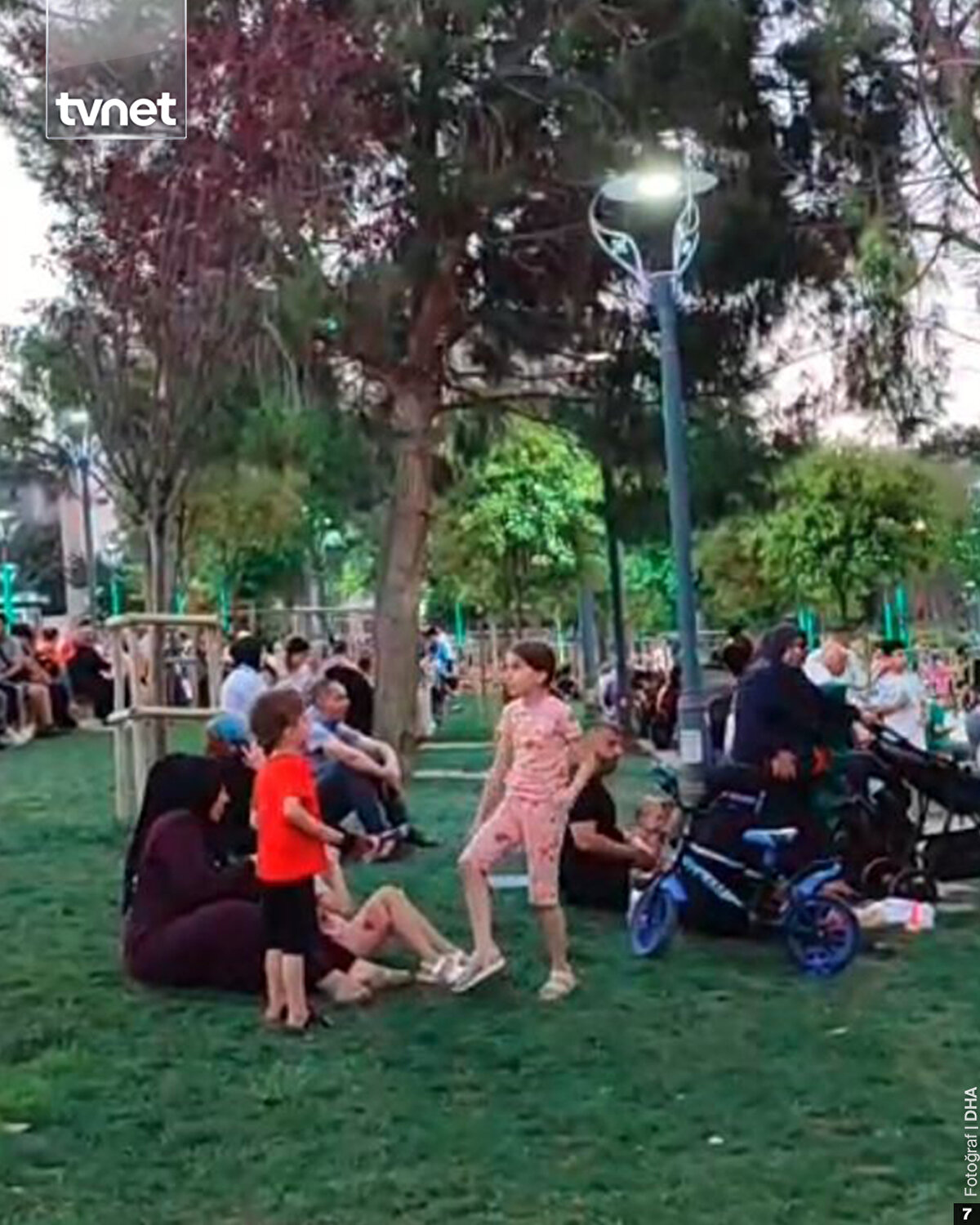 Balıkesir'in Sındırgı ilçesinde meydana gelen 6,1 büyüklüğündeki depremin ardından artçı sarsıntılar devam ediyor. Depremin merkez üssü olan Balıkesir başta olmak üzere İstanbul, Bursa, Manisa ve çevre illerde vatandaşlar, güvenlik endişesiyle evlerine giremedi.