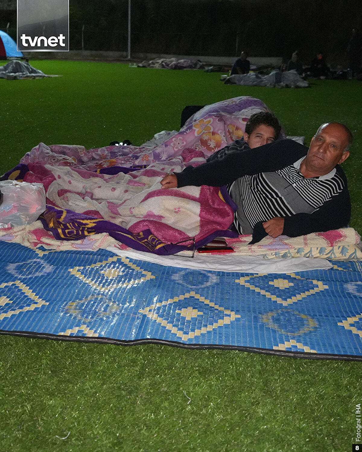 Balıkesir'in Sındırgı ilçesinde meydana gelen 6,1 büyüklüğündeki depremin ardından artçı sarsıntılar devam ediyor. Depremin merkez üssü olan Balıkesir başta olmak üzere İstanbul, Bursa, Manisa ve çevre illerde vatandaşlar, güvenlik endişesiyle evlerine giremedi.