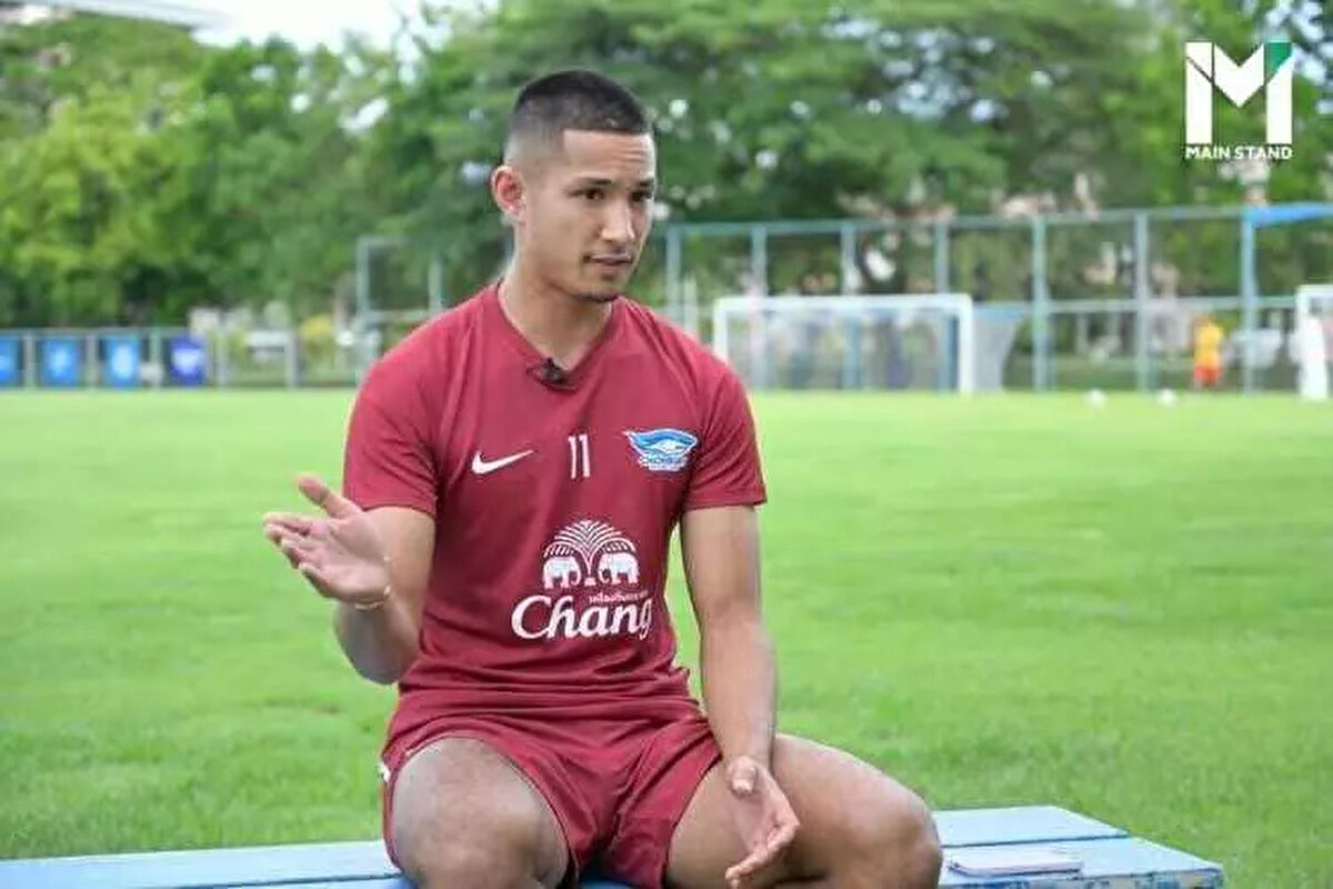 <br><br>Muazzam servetine rağmen futboldan kazancı nispeten mütevazıdır. Chonburi F.C.'de kanat oyuncusu olarak oynuyor ve 2014'ten beri Brunei milli takımını temsil ediyor.<br>