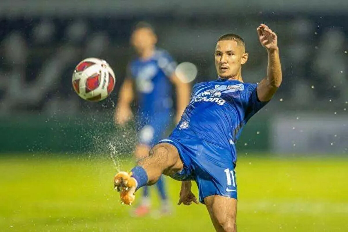 <br><br>Bolkiah'ın hem bir futbolcu hem de bir prens olarak benzersiz konumu, diğer futbol yıldızlarına kıyasla büyük ölçüde spot ışıklarının dışında kalmasına rağmen, medyanın önemli ölçüde ilgisini çekti.<br>