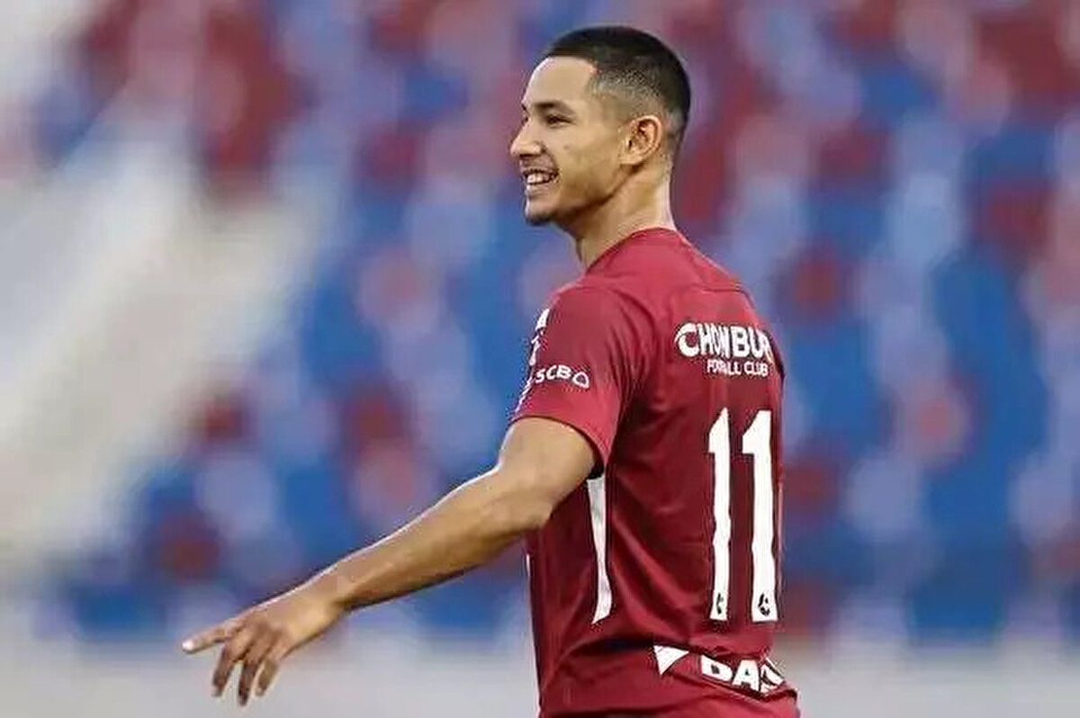 <br><br>KRALİYET SOYUNDAN GELİYOR<br><br> <br><br>Faiq Bolkiah, öncelikle Brunei kraliyet ailesinin bir üyesi olarak kraliyet soyundan gelmesi nedeniyle dünyanın en zengin futbolcusudur.<br>