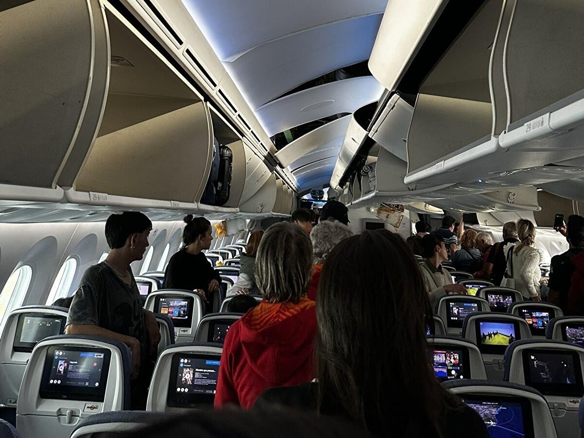 Küresel ısınmanın etkileri artık sadece yerde değil, gökyüzünde de hissediliyor. Bilim insanları, iklim değişikliğinin yüksek irtifadaki jet akımlarını güçlendirerek “açık hava türbülansı” olarak bilinen ve radarla tespit edilmesi zor sarsıntıların sayısını ve şiddetini artırdığını söylüyor. CNN’in 2025 verilerine dayandırdığı raporda ise, bu durumdan en çok etkilenen rotalar listelendi.