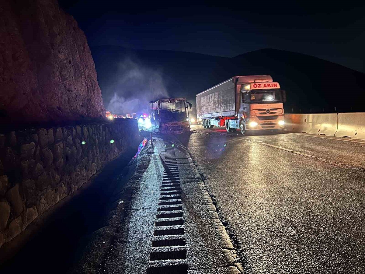  Kısa sürede otobüs alev topuna dönerken, yolcular korku dolu anlar yaşadı