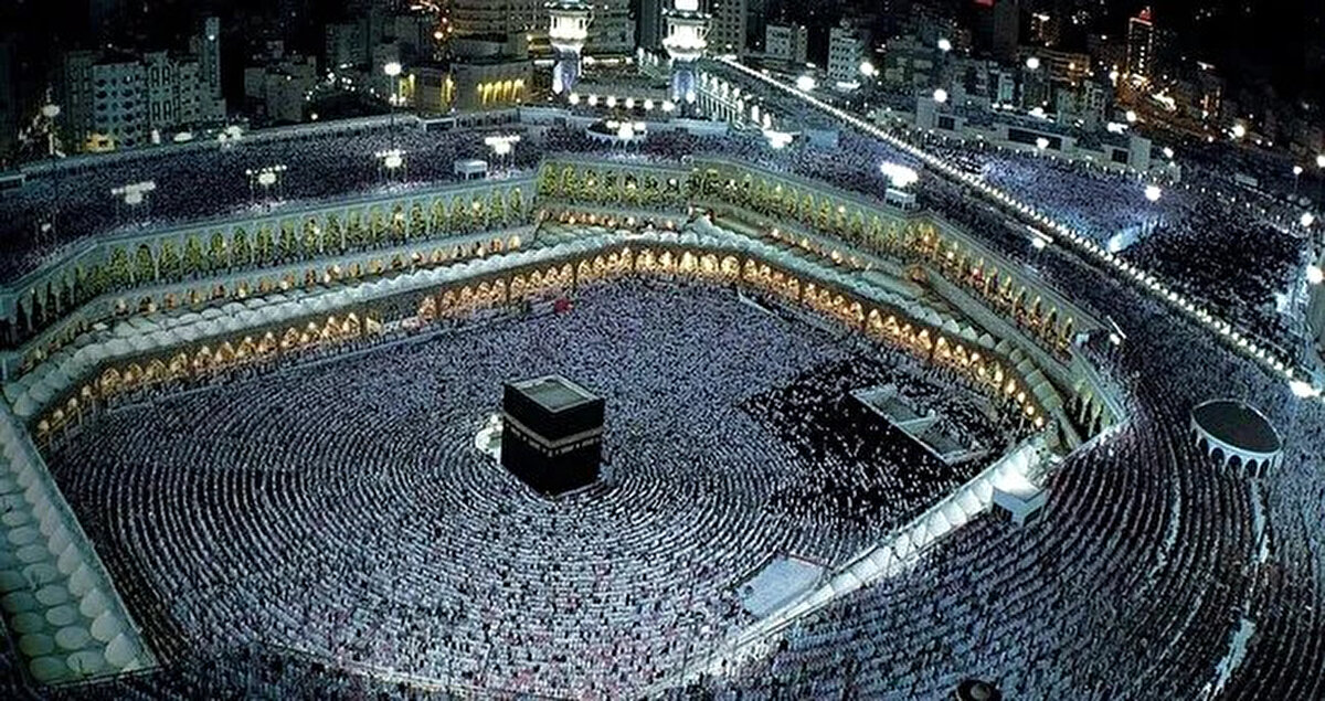 İlk Defa Kayıt Yaptıracaklar İçin Önemli Tarihler<br><br>Ön Kayıt Ücreti Ödeme Süresi: 5 Eylül 2025’e kadar<br><br>Ön Kayıt Başvurusu: e-Devlet üzerinden ön kayıt ücretinin yatırılmasının ardından yapılacak<br><br>Anlaşmalı bankalara yatırılacak ön kayıt ücretini tamamlayan adaylar, e-Devlet kapısı aracılığıyla başvurularını eksiksiz şekilde yapmalıdır.<br><br>Hac Kayıt Yenileme İşlemlerinde Dikkat Edilmesi Gerekenler<br>Başkanlık, otomatik yenileme yapmadığı için başvuru sahiplerinin süreci takip etmesi gerekiyor.<br><br>Kayıt yenileme işlemi ücret talep etmeden gerçekleşiyor.<br><br>Eksik veya hatalı bilgi güncellemesi başvurunun geçersiz sayılmasına neden olabilir, bu yüzden dikkatli olmak önemli.