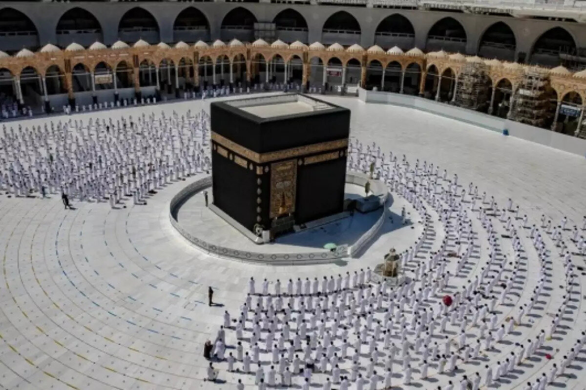 2026 yılında kutsal topraklara gitmek isteyen hacı adayları için ön kayıt ve kayıt yenileme süreci resmen başladı. İlk defa hac başvurusu yapacak adaylar, 5 Eylül 2025 tarihine kadar anlaşmalı bankalara ön kayıt ücretini yatırdıktan sonra, e-Devlet kapısı üzerinden ön kayıt işlemlerini tamamlayabilecek.