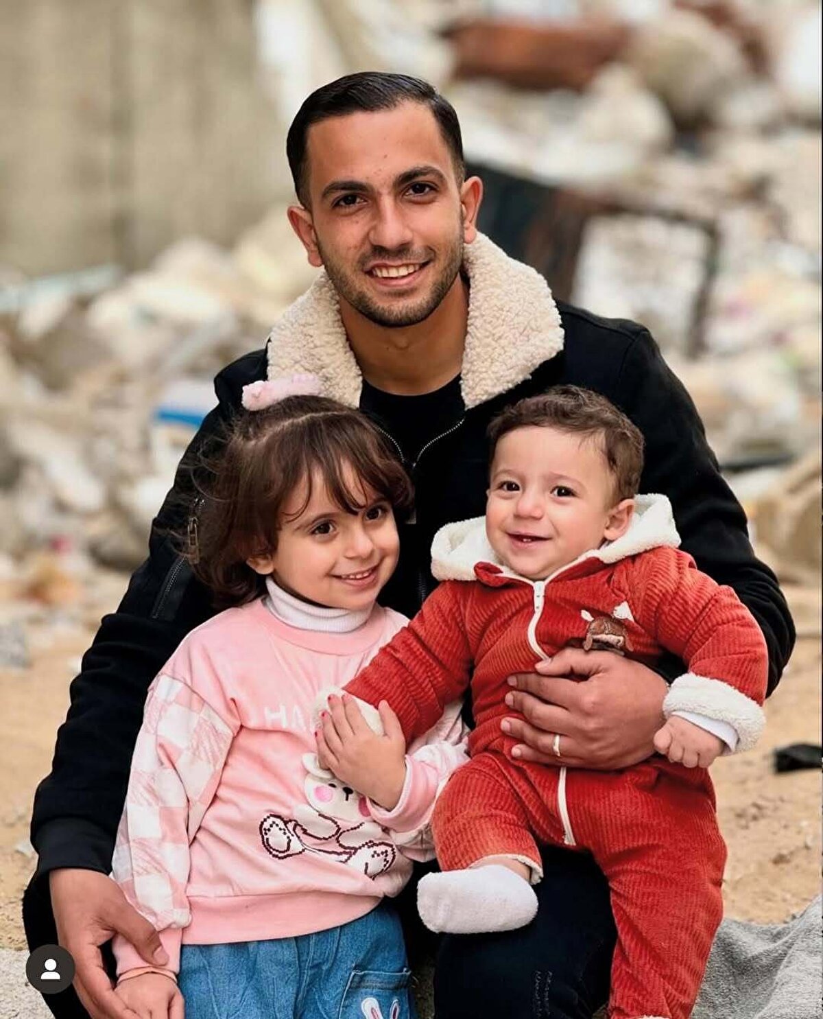 ''Gerçeği olduğu gibi, tahrif etmeden ve çarpıtmadan aktarmaktan bir an bile tereddüt etmedim, ta ki Allah, sessiz kalanlara, öldürülmemizi kabul edenlere, nefesimizi boğanlara, çocuklarımızın ve kadınlarımızın paramparça bedenleri karşısında kalbi sızlamayan ve halkımızın bir buçuk yılı aşkın süredir yaşadığı katliamı durdurmak için hiçbir şey yapmayanlara karşı şahidim olsun diye''