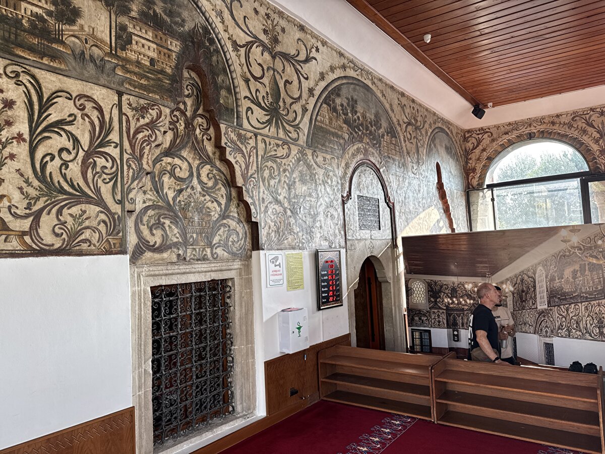 Makedonya ve Bulgaristan’da olduğu gibi Rumeli’nin pek çok yerinde camilerin içlerinin, hatta dış yüzeylerinin çeşitli nakışlar ve resimlerle süslendiği görülmektedir. 