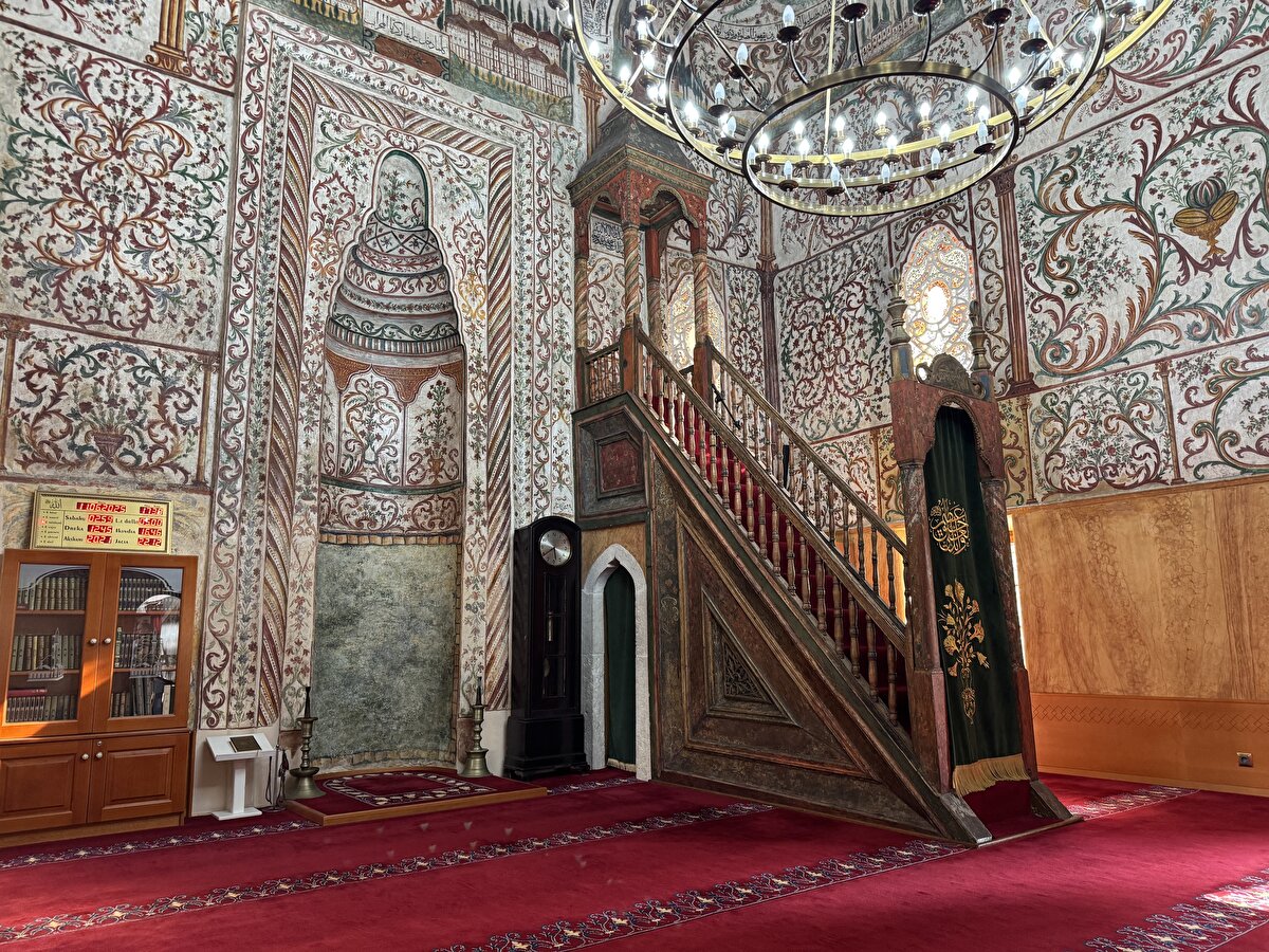 Kitâbesinde yapının banisi olarak Molla Bey gösterilmektedir. Ancak Türk mimarlık tarihi araştırmacısı Ekrem Hakkı Ayverdi ise bir vakıf kaydına dayanarak caminin bânisinin Şâban oğlu olduğunu yazmıştır.