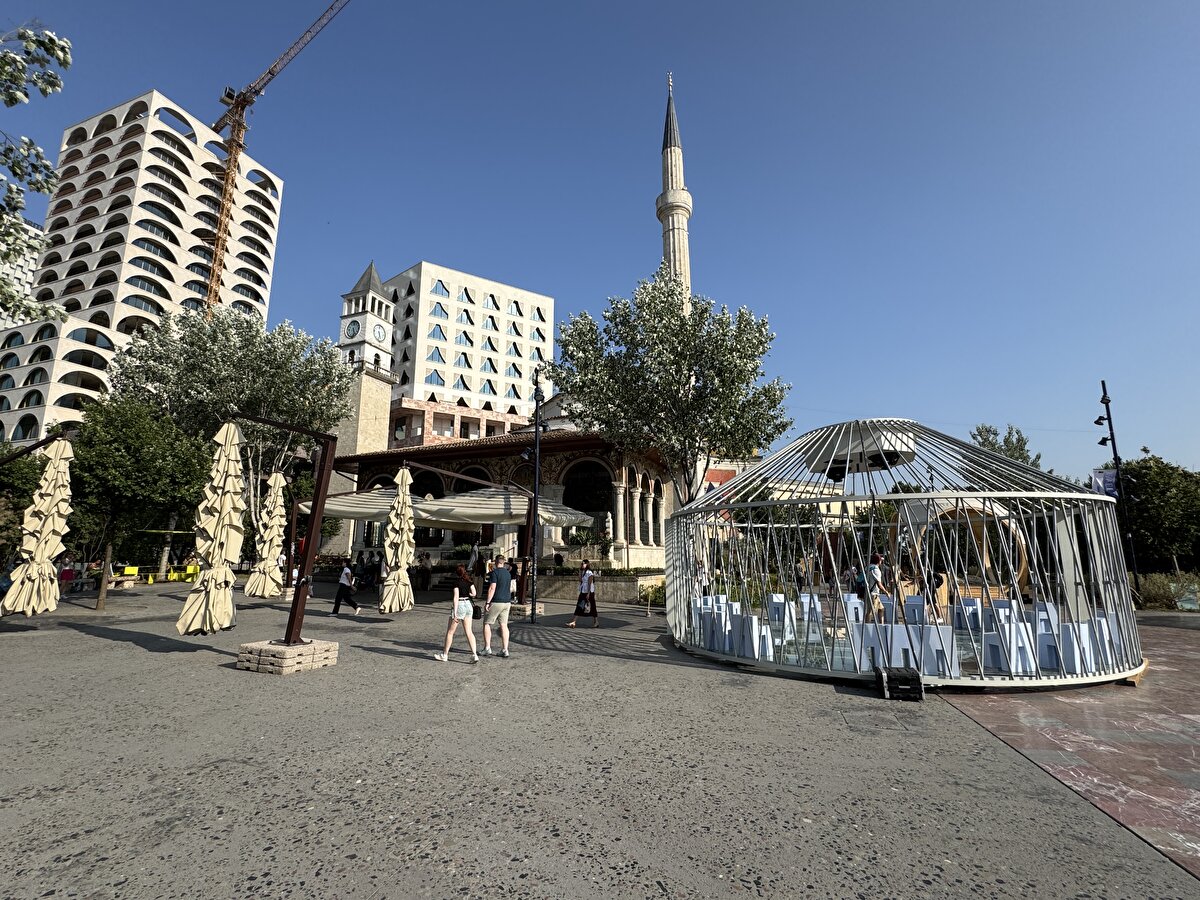 Ülkede birinci kategori kültür anıtı olan Ethem Bey Camii, Osmanlı döneminde inşa edilmiş Saat Kulesi ile başkent Tiran'ın tarihî merkezini oluşturan mimari külliye olarak ön plana çıkıyor.