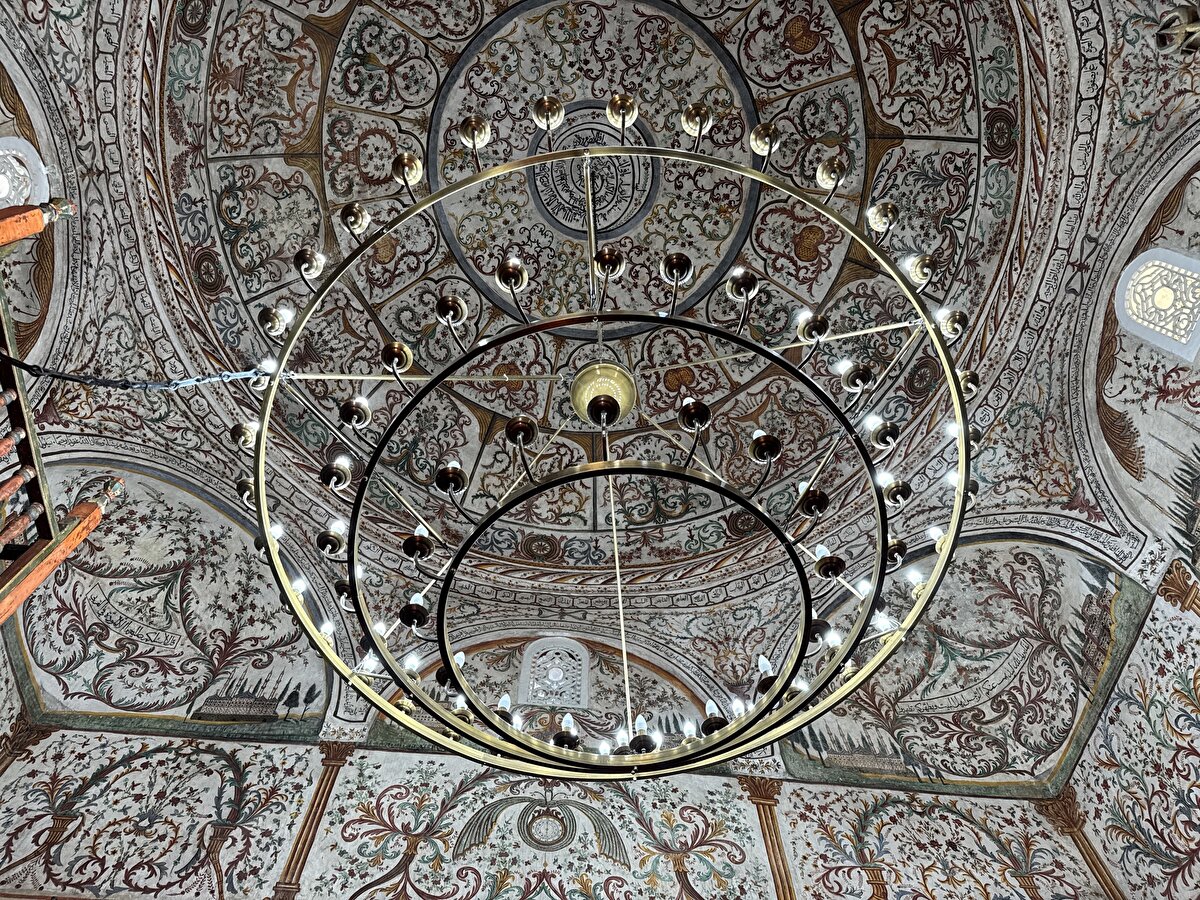 Kubbe göbeğindeki yazı, salyangoz kabuğu şeklinde basit spiral bir çerçeve içine yazılmış, etrafı barok üslûpta motiflerle süslenmiştir.