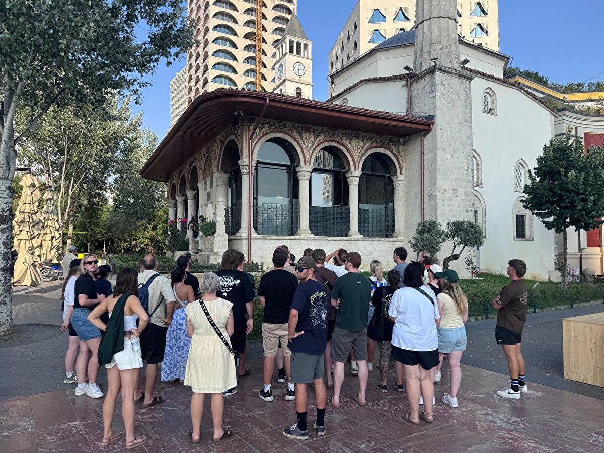 Ayrıca cami içinde kubbeyi taşıyan kemerlerin dolgularında, caminin dışında giriş cephesi ve yan duvarıyla kemer içlerinde değişik manzara resimleri vardır. 