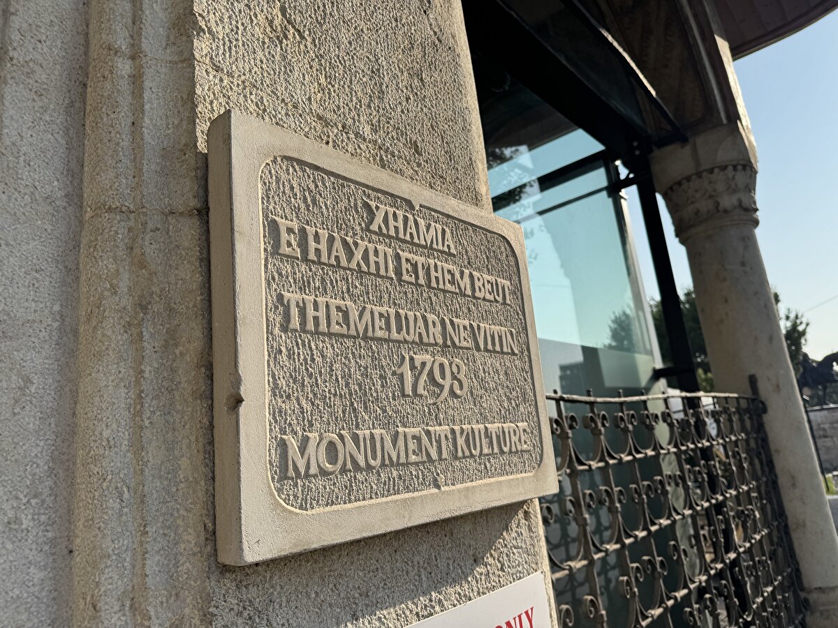 Kitâbesine göre 1208’de (1793-94) tek kubbenin örttüğü kare bir mekândan ibaret olarak inşa edilen caminin revakları ise 1238’de (1822-23) caminin iki dış cephesine bitişik şekilde yapılmıştır.