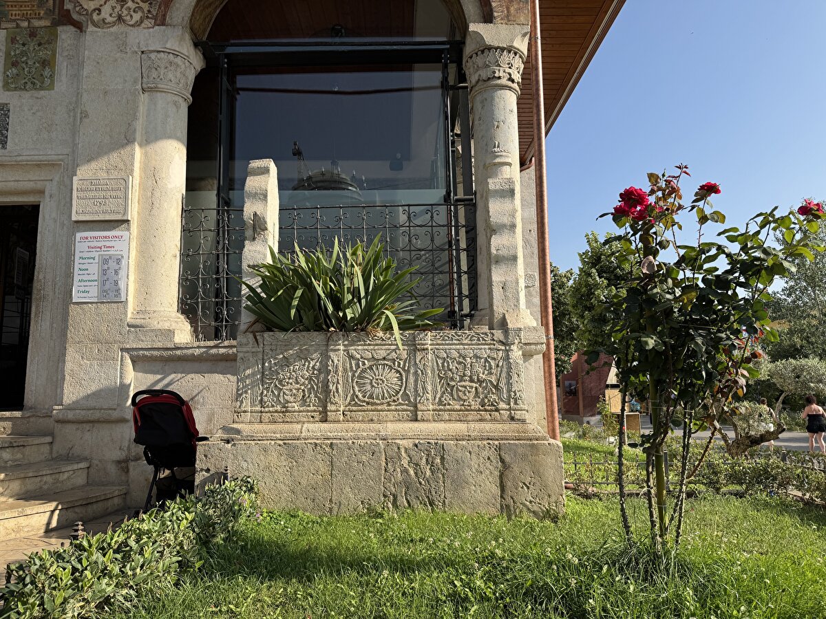 Eski diktatör Enver Hoca'nın yıkımından kurtulan Ethem Bey Camii, bugüne kadar ulaşmış ender Osmanlı eserlerinden kabul ediliyor.