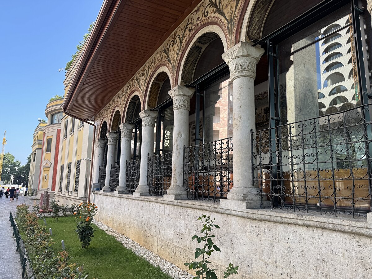 Bunların nereleri tasvir ettiği anlaşılamamaktaysa da bazılarında çifte minareli camiler resmedilmiştir. Caminin içinde çok nakışlı ahşap bir minber ve mahfil de bulunuyordu.