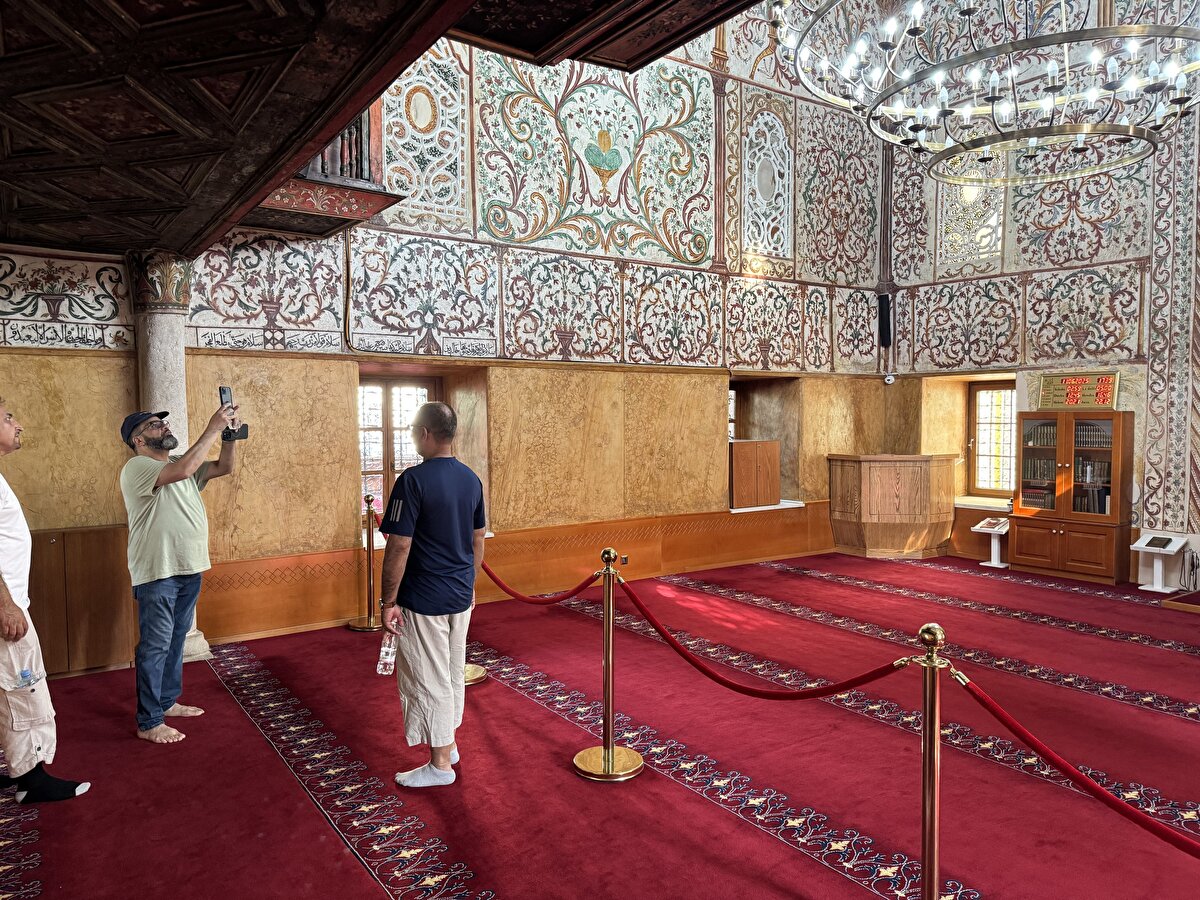 Edhem Bey Camii, mimarisi bakımından Osmanlı dönemi Türk yapı sanatı usullerine uygun olmakla beraber içi ve hatta dışındaki aşırı kalem işi renkli bezemelerle Balkanlar’da çok yaygın olan bir sanat anlayışı ve zevkine işaret eden bir yapıdır.