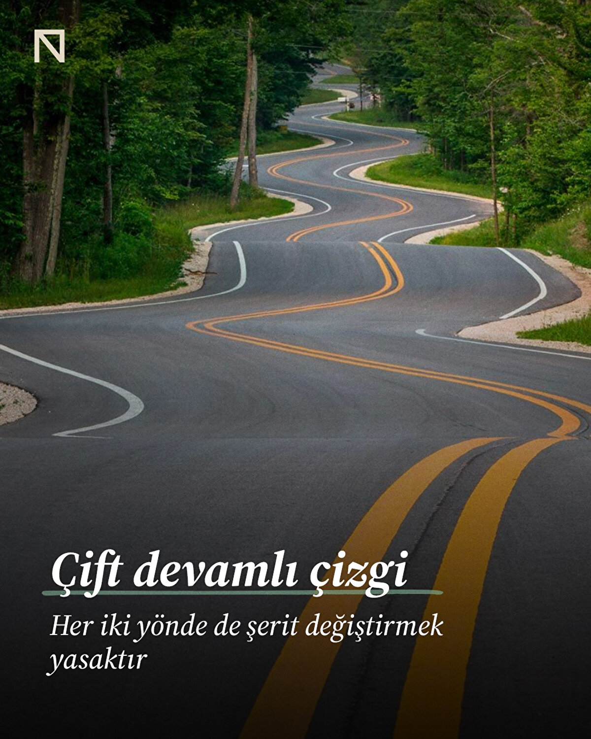 Çift devamlı çizgi, her iki yönde de şerit değiştirmenin yasak olduğunu belirtir. Özellikle karşılıklı iki şeridin trafiğe açık olduğu dar veya tehlikeli yollarda uygulanır.