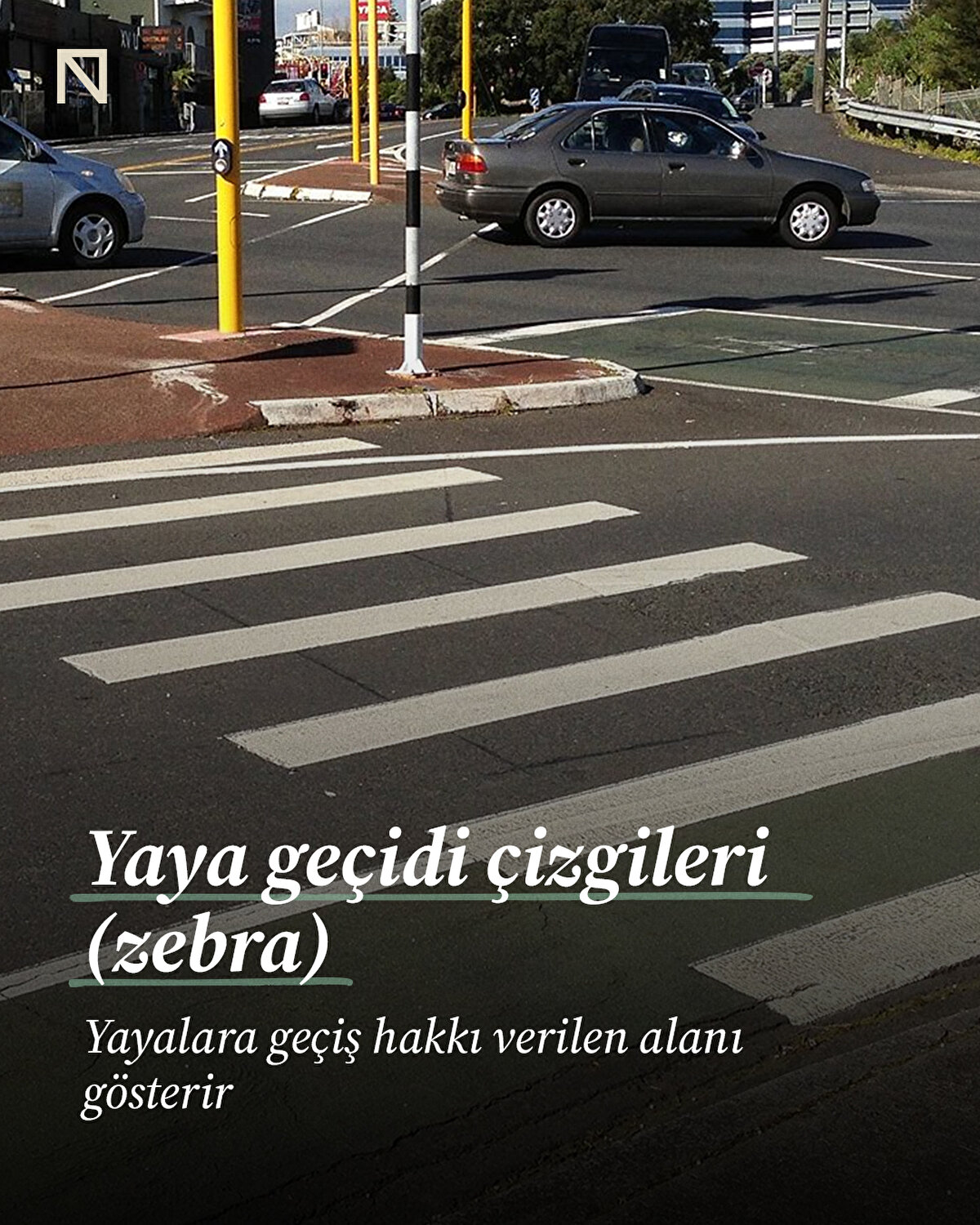 Trafikte çizgilerin dilini bilmek, kurallara uymanın ilk adımıdır. Yol işaretleri ve şerit çizgileri, sürücülere sadece yön vermekle kalmaz, olası tehlikelerden de korur. Unutmayın; bu çizgilere uymak, hem sizin hem de trafikteki herkesin güvenliği için zorunludur.