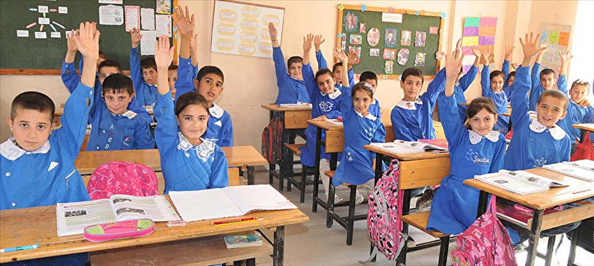 Okul Üniforması Fiyatları Okuldan Okula Değişiyor:  Devlet ve Özel Okul Kıyafetleri Arasındaki Fark 10 Katı Aşıyor<br><br>Okulların açılmasına sayılı günler kala, velilerin okul üniforması fiyatları telaşı başladı. 8 Eylül itibarıyla uygulanacak yeni yönetmelikle birlikte serbest kıyafet dönemi sona erdi ve okul üniformaları zorunlu hale geldi. NTV Muhabiri Tuana Çiftçi’nin araştırmasına göre, devlet okulu kıyafetleri ilkokul öğrencileri için hazırlanan setlerde 1.700 TL’ye kadar çıkıyor. Parça parça alındığında eşofman altı 650 TL, üstü 750 TL, tişörtler ise 400-450 TL arasında değişiyor.<br>Öte yandan, özel okul üniformaları fiyatları devlete kıyasla çok daha yüksek. Bir özel okulun kıyafetleri; tişört 1.400 TL, eşofman altı 2.900 TL, etek 2.900 TL, uzun kollu hırka 2.350 TL, kapüşonlu 3.400 TL ve şort 2.250 TL olarak öne çıkıyor. Tüm parçaları almak isteyen veliler, 15 bin TL’ye varan harcamalar yapmak zorunda kalabiliyor. Üçlü set halinde alışveriş yapıldığında bile fiyatlar 8 ila 10 bin TL arasında değişiyor.<br><br>Geçmiş yıllarda gündeme gelen özel okul kıyafetleri fiyatlarıyla ilgili şikayetler, bu yıl da velilerin en çok tartıştığı konuların başında geliyor. Milli Eğitim Bakanı Yusuf Tekin ise üniformaların ekonomik ve sade olması gerektiğini vurgulamıştı ve yeni yönetmeliğe göre üniformalar dört eğitim-öğretim yılı boyunca değiştirilmeyecek.