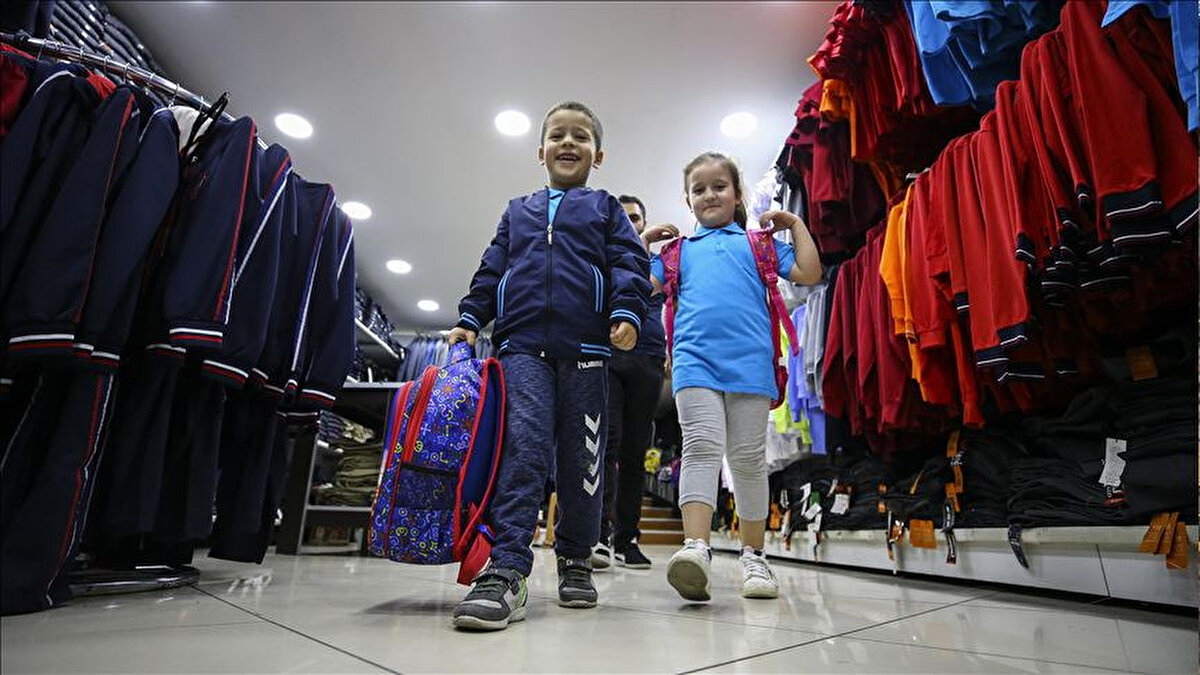 Okul Forması 2025-2026 Döneminde Değişecek mi?<br><br>Evet, 2025-2026 eğitim-öğretim yılından itibaren tüm devlet okullarında tek tip forma uygulaması başlayacak. Mevcut serbest kıyafet uygulaması kaldırılarak her okul kendi belirlediği ekonomik formayı kullanacak.