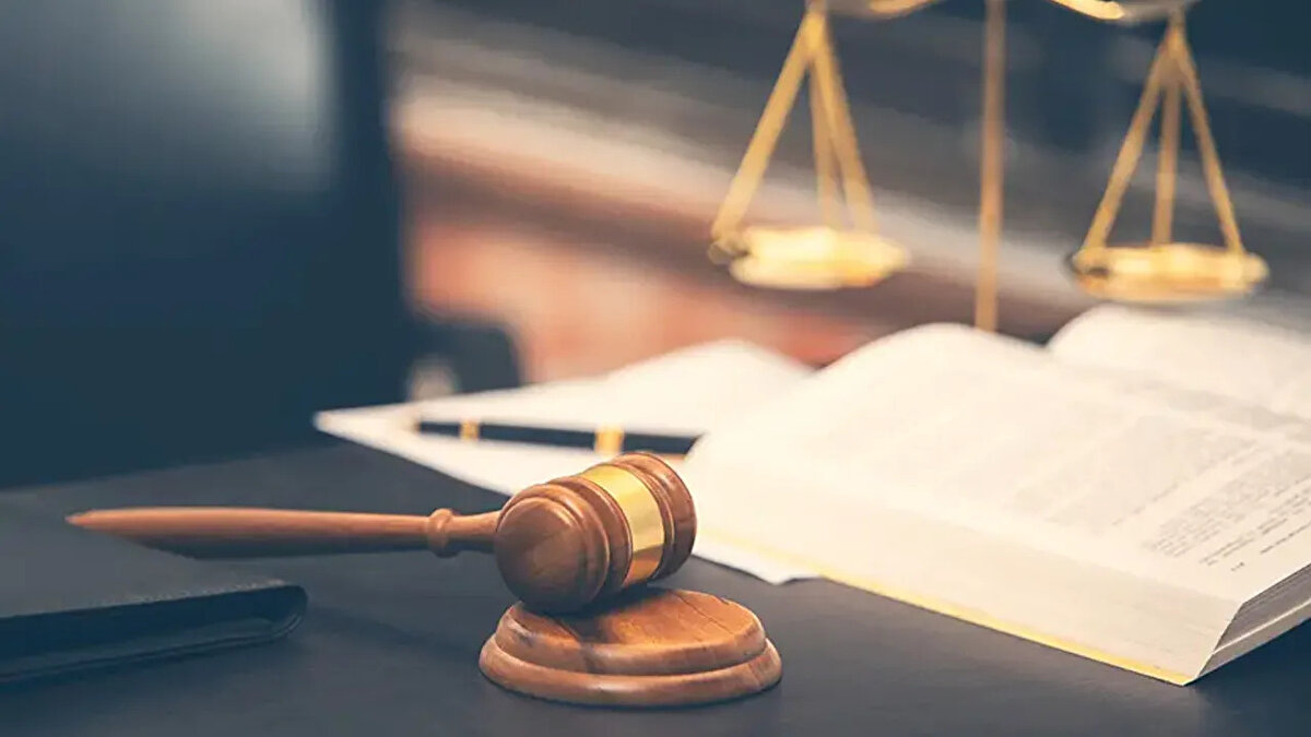 Adli Tatil Kaç Gün Sürüyor?<br><br>Adli tatil toplamda 43 gün sürüyor. Bu süre içinde rutin duruşmalar yapılmıyor, ancak nöbetçi mahkemeler ve icra daireleri belirli işlemleri yürütmeye devam ediyor.