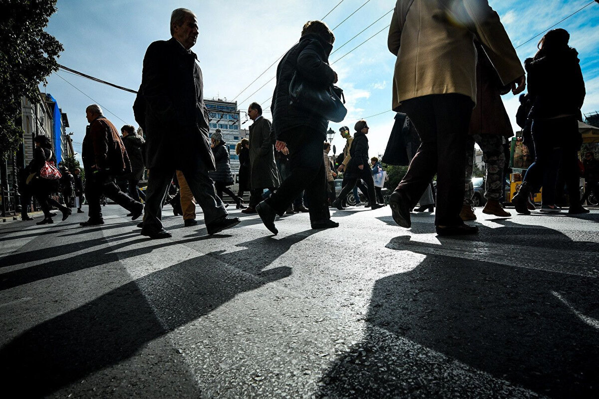Bu aslında paranın değerinin düşmesi, yüksek enflasyon gibi büyük sıkıntılardan daha da büyük bir dert. Bir ülkeyi maddî, mânevî, siyâsî ve askerî açıdan güçlü kılacak en büyük şey genç nüfustur. Çalışmayan yaşlı nüfus mutsuz ve memnuniyetsizdir, ne yapsanız mutlu kılamazsınız.