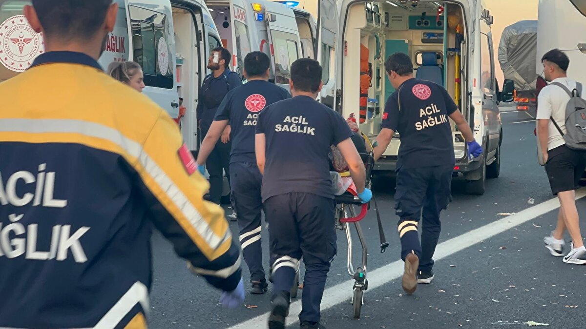 Kaza nedeniyle Anadolu Otoyolu’nun İstanbul istikameti tek şeritten kontrollü olarak sağlandı. Yolda uzun araç kuyrukları oluştu. Kazaya karışan araçların yoldan kaldırılmasıyla ulaşım normale döndü.