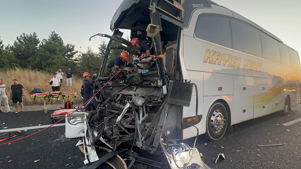 Kazayı görenler durumu 112 Acil Çağrı Merkezi’ne bildirdi. İhbar üzerine bölgeye sağlık, polis, jandarma ve itfaiye ekipleri sevk edildi.