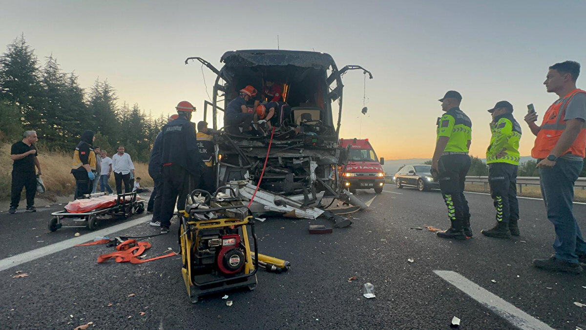 Kaza, saat 05.00 sıralarında Anadolu Otoyolu’nun Bahçeköy köyü mevkisinde meydana geldi. Malatya’dan İstanbul’a gidenlerin içinde bulunduğu Gürkan Güner yönetimindeki 23 AFS 741 plakalı yolcu otobüsü, Yusuf S. yönetimindeki 05 ABV 303 plakalı soğan yüklü kamyona arkadan çarptı.