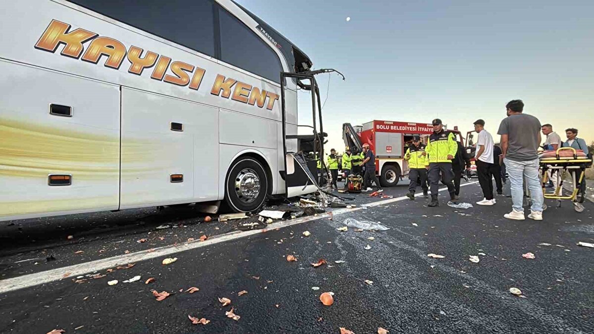 Kazada, otobüs şoförü Gürkan Güner olay yerinde hayatını kaybetti. Otobüste bulunan 1’i ağır 10 kişi ise yaralandı. Kazada sıkışarak yaralanan ve ismi öğrenilemeyen muavin, itfaiyenin çalışmasıyla araçtan çıkarıldı. Yaralılar, sağlık ekiplerinin ilk müdahalesi sonrası ambulanslarla çevredeki hastanelere kaldırıldı. 