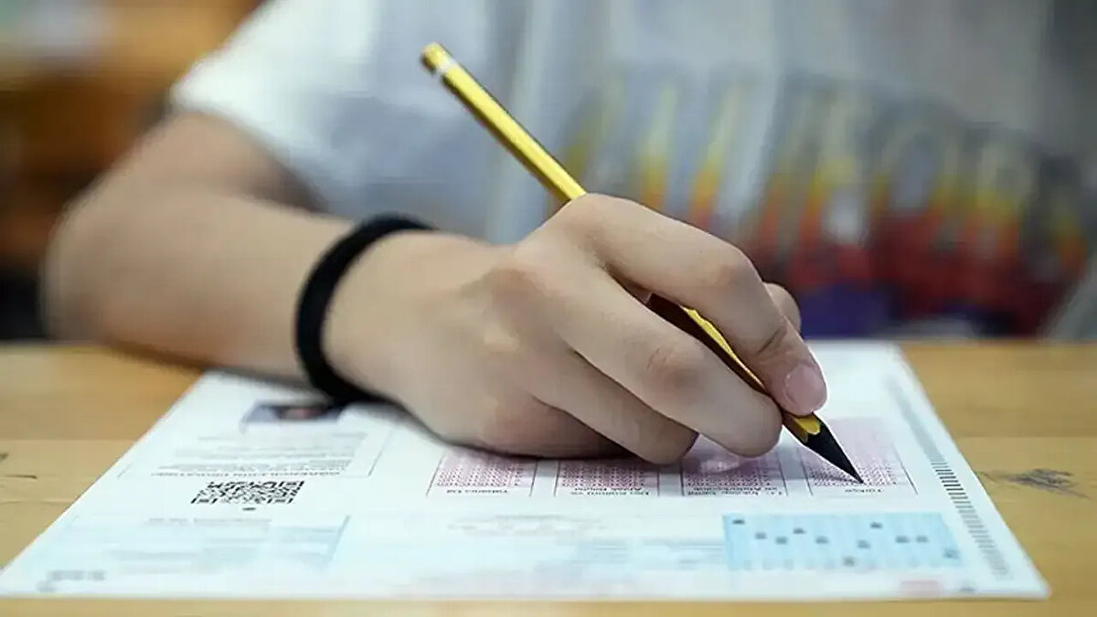 2025 YKS tercih süreci yarın sona eriyor. 2 milyonu aşkın üniversite adayı, tercihlerini ÖSYM’nin resmi internet sitesi üzerinden tamamlayacak. Bu yıl toplam 909 bin 190 kontenjan ve depremzede, 34 yaş üstü kadınlar ile şehit-gazi yakınlarına özel ek kontenjanlar ayrıldı. Adaylar şimdi, tercih sonuçlarının açıklanacağı tarihi ve üniversite kayıt sürecinin ne zaman başlayacağını merak ediyor. Peki, 2025 YKS tercih sonuçları ne zaman açıklanacak, üniversite kayıt tarihleri hangi gün? İşte tüm ayrıntılar…