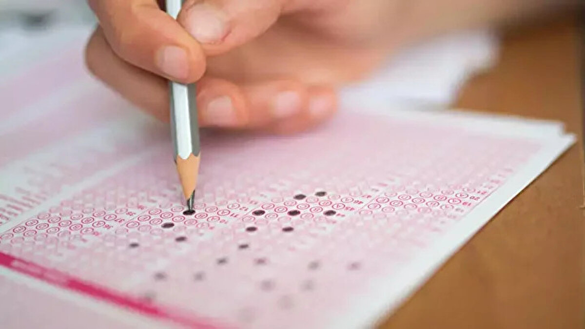 Başarı Sırası Şartı Devam Ediyor<br><br>Tıp, diş hekimliği, eczacılık, hukuk, mimarlık, mühendislik ve öğretmenlik bölümleri için uygulanan başarı sıralaması barajı 2025 yılında da geçerli olacak. Kılavuzda yer alan TYÇ logosu ise diplomaların uluslararası tanınırlığını artırarak öğrencilere yurt dışında avantaj sağlayacak.