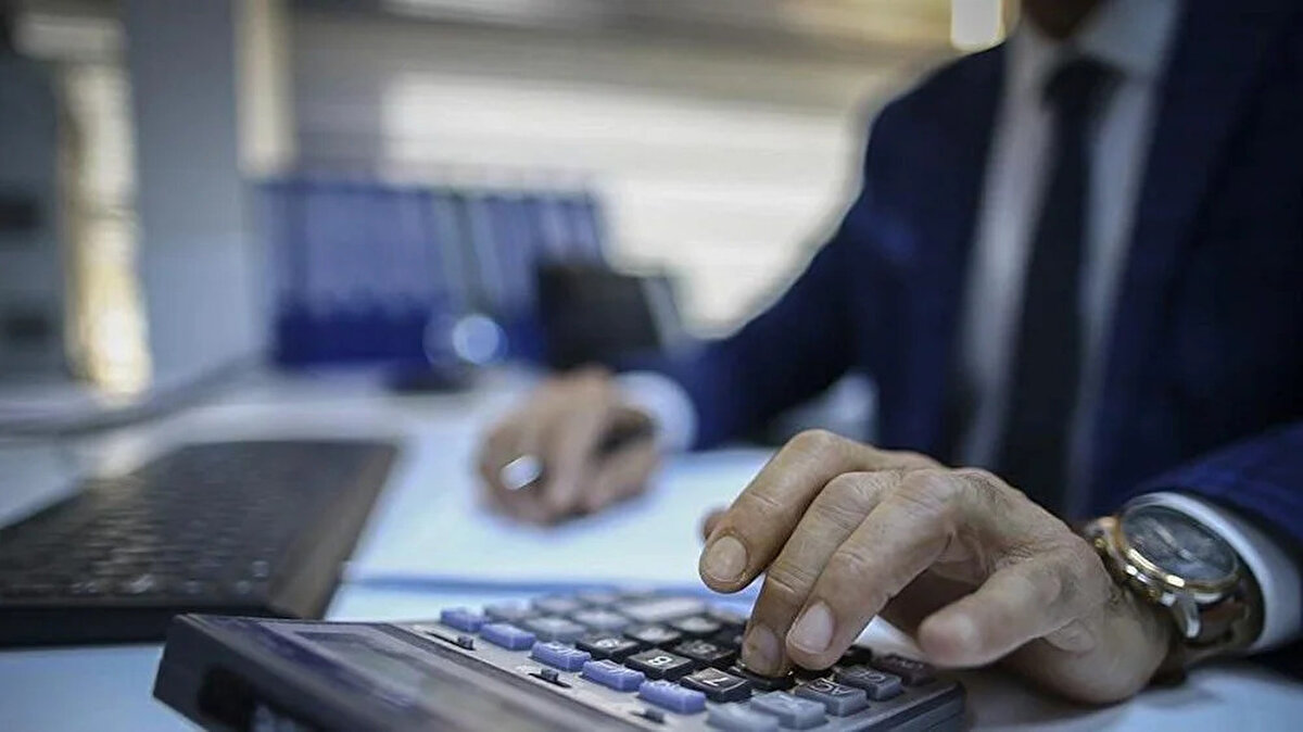 Memur ve emeklinin talepleri<br><br>Taleplere göre, sendika üyesi bekar en düşük kamu görevlisi maaşının 2026 Ocak ayında 74 bin 930 TL olması öngörülüyor. Memur-Sen, genel toplu sözleşmede 171, hizmet kollarında 785 madde olmak üzere toplam 956 teklif sundu.